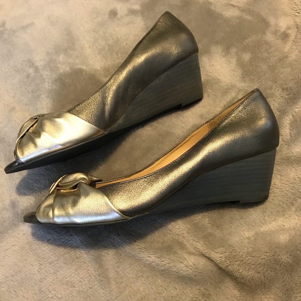 Johnston and Murphy 2 inch heel open toe shoe.